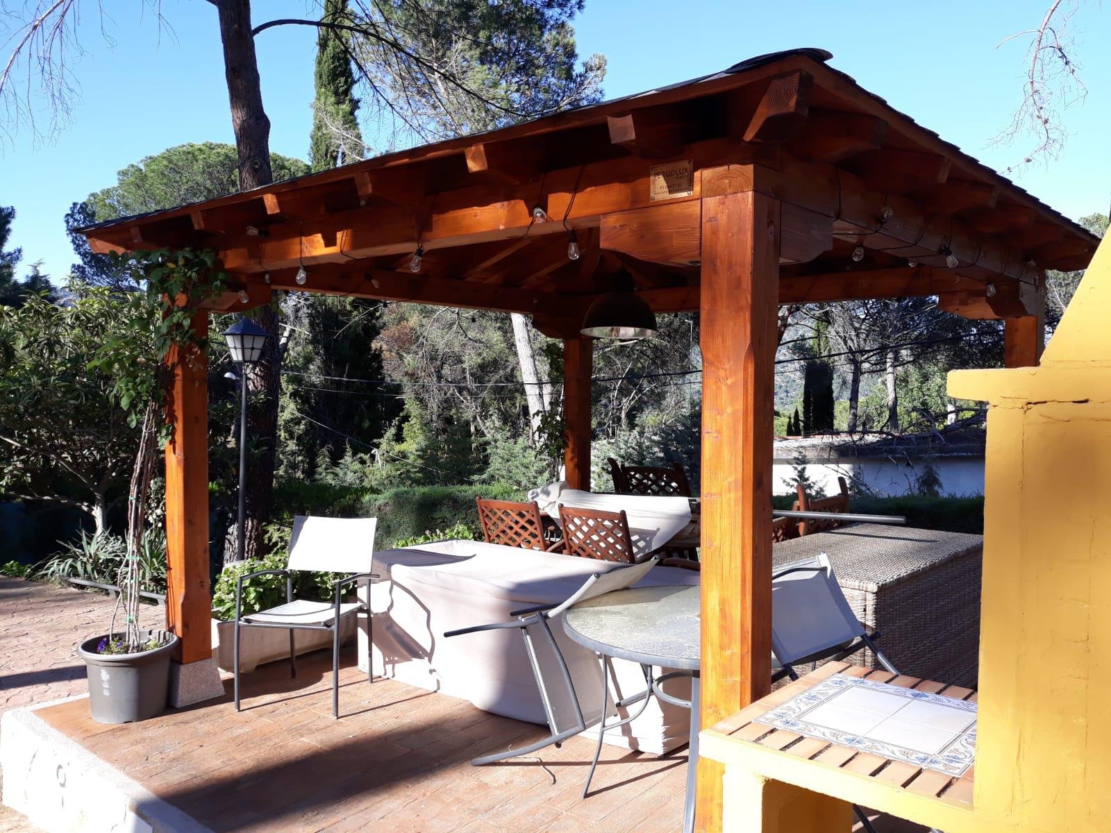 Cenador con cortinas